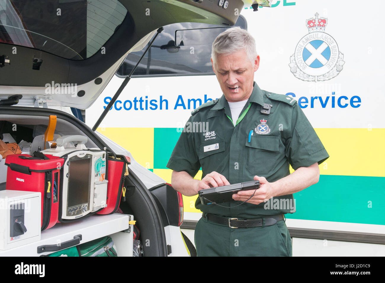Foto: Le nuove attrezzature con lo specialista Ian Stark Media invito: Servizio ambulanza finanziamento Segretario della Salute a. Foto Stock