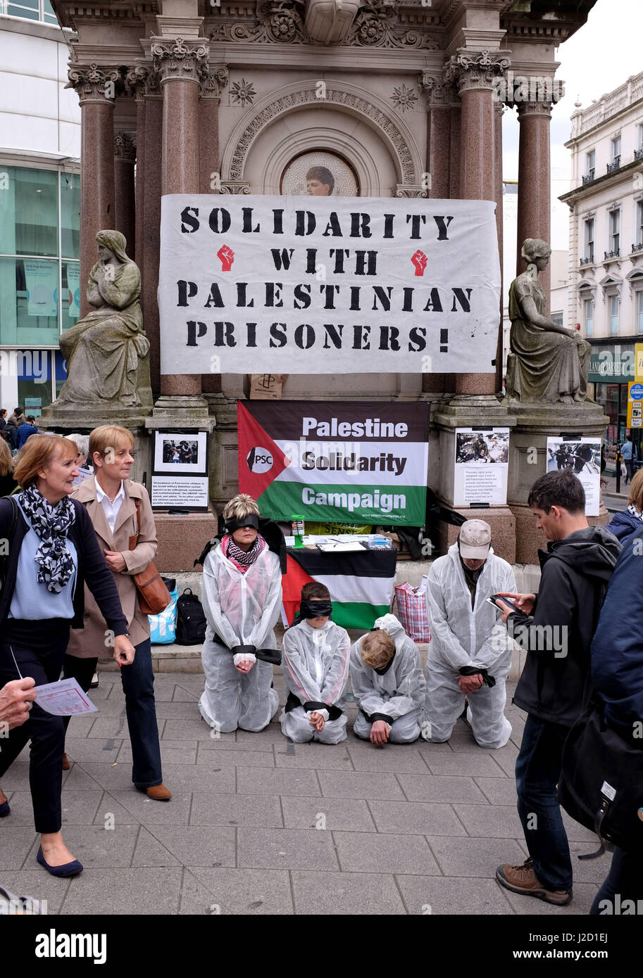 I manifestanti che si svolgono in Brighton contro il modo in cui il trattamento dei prigionieri palestinesi in Israele Foto Stock