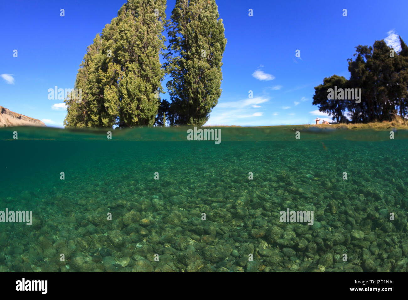 Una al di sopra e al di sotto di immagine del fiume Clutha vicino a Wanaka, Nuova Zelanda. Foto Stock