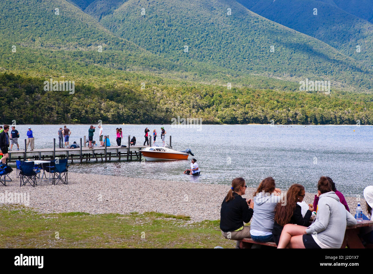 Ragazze avente un lago il pranzo al Lago Rotoiti, regione Tasmania, Nuova Zelanda. Foto Stock