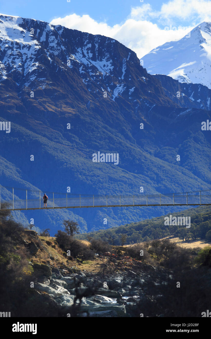 Un lungo ponte sospeso su di un fiume sul ghiacciaio Fox via, Wanaka, Isola del Sud, Nuova Zelanda Foto Stock