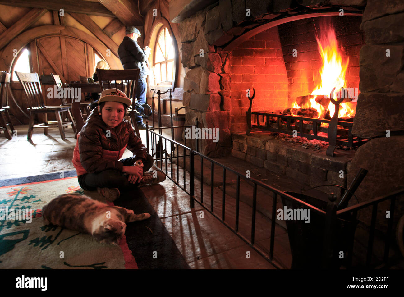 Hobbiton, vicino Matamata sull'Isola del nord della Nuova Zelanda, è il set del film utilizzato nella serie di film "Il Signore degli Anelli " e " The Hobbit'. Qui il Green Dragon Inn, in primo piano nel film, è impostato come un cafe e ristorante. Foto Stock