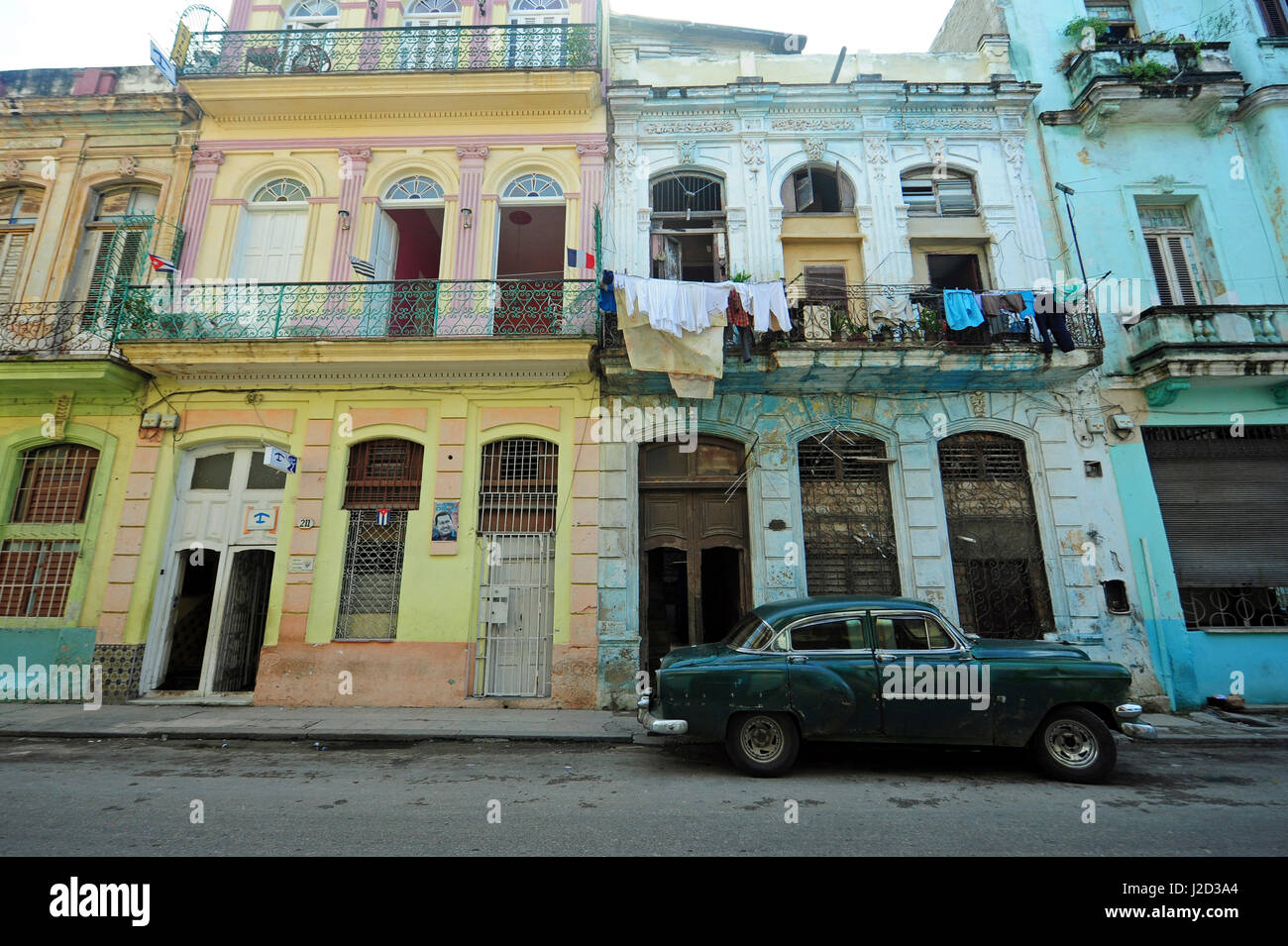 Cuba, La Habana, vecchie automobili americane guida attraverso strade coloniali Foto Stock
