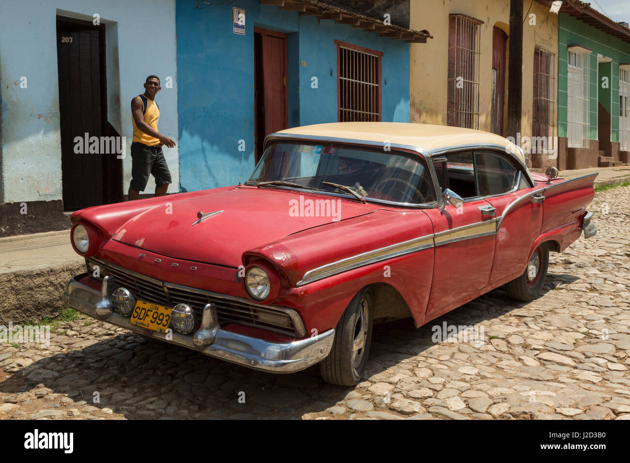 Cuba Trinidad. Un classico American automobile parcheggiata su una strada di ciottoli. Foto Stock