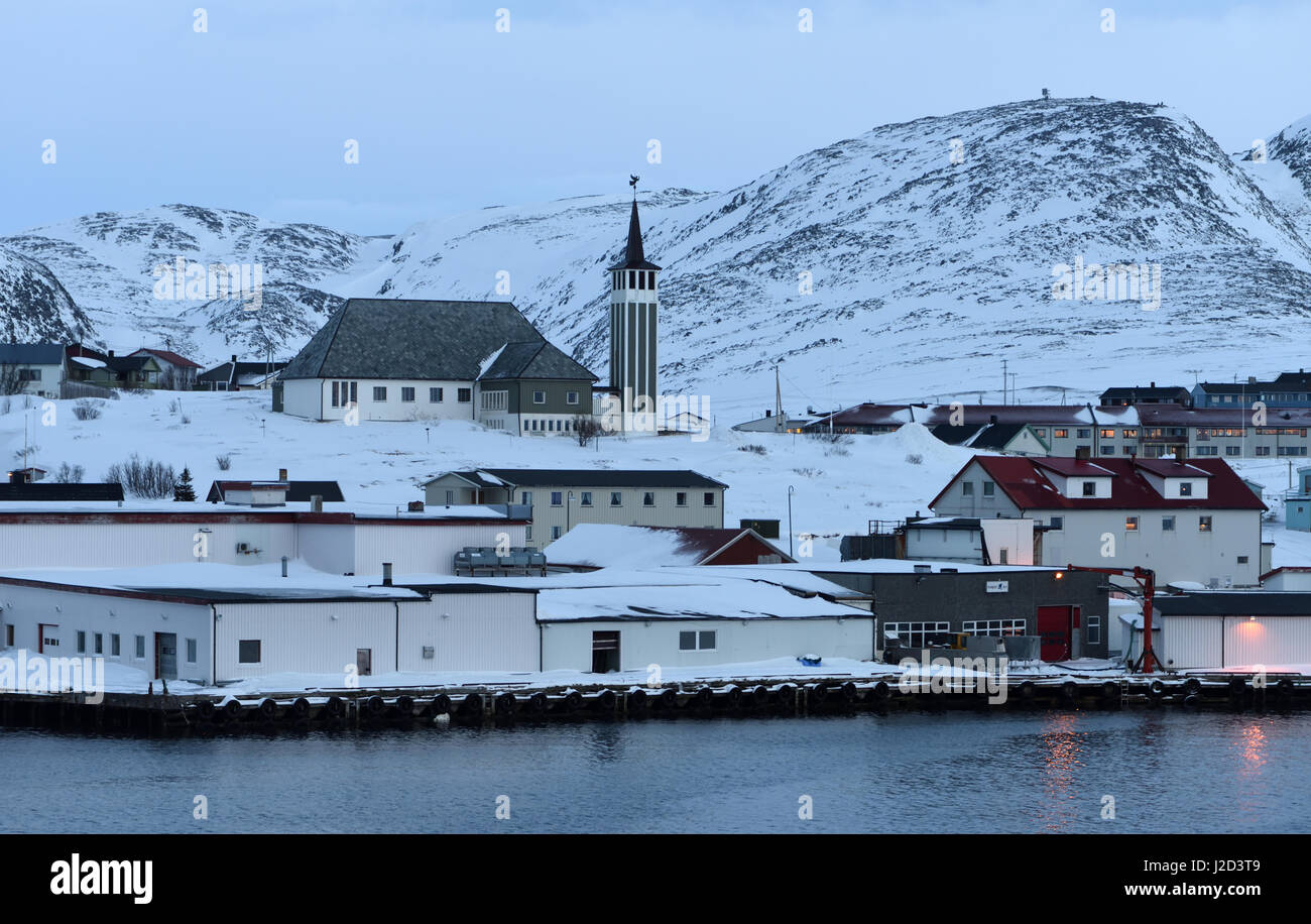Il Quay e Mehamn cappella. Il villaggio si trova sulla penisola Nordkinn all'estremità meridionale della Mehamnfjorden, che sfocia nel mare di Barents. Meham Foto Stock