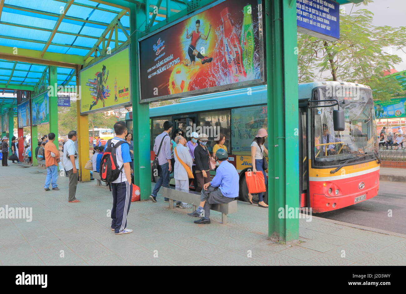 La gente in attesa per un autobus a lunga Bien bus terminal in Hanoi Vietnam. Foto Stock