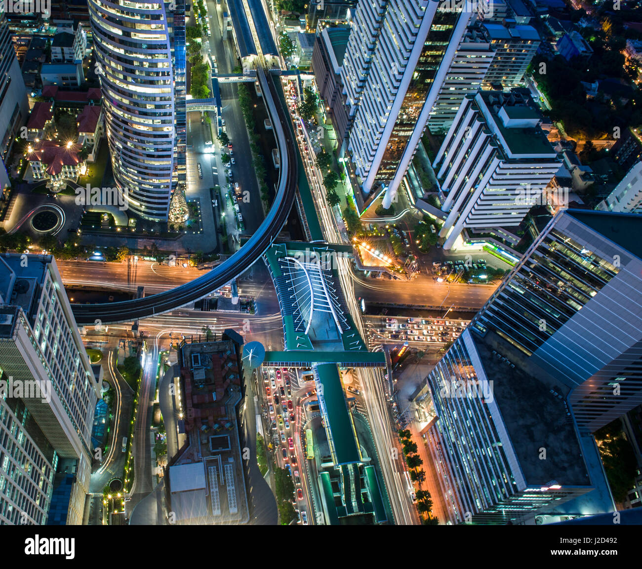 Il quartiere centrale degli affari, CBD di Bangkok su Sathorn road riprese su twilight tramonti Foto Stock