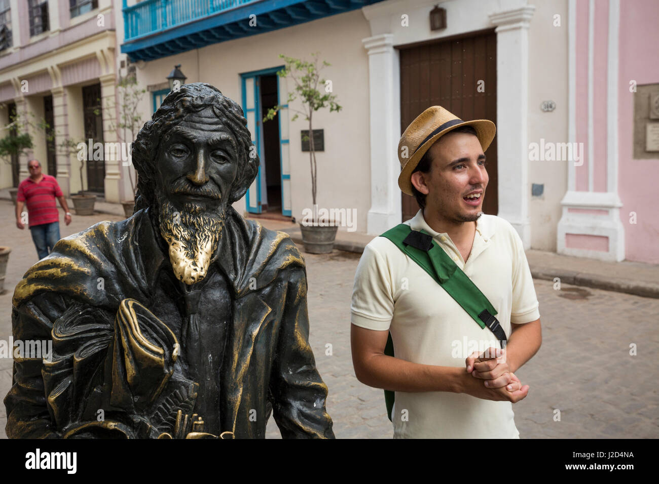 Un tour guida spiega i dettagli di una scultura nella Avana vecchia sezione di Havana, Cuba Foto Stock