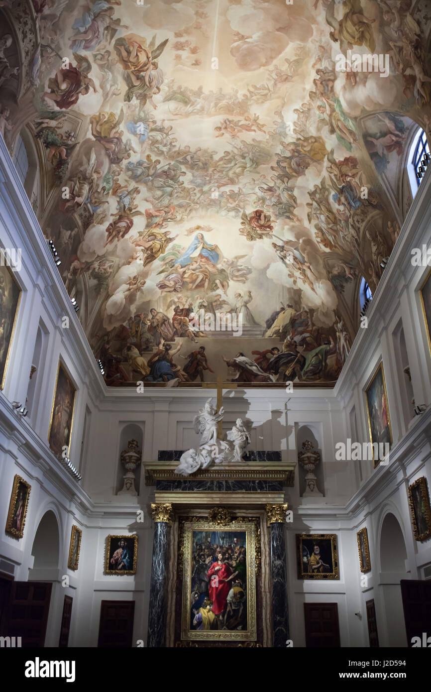 Pittura 'Disrobing di Cristo" ("El Expolio de Cristo') da spagnolo pittore manierista El Greco (1577-1579) sul display nell'Altare Maggiore della sacrestia della Cattedrale di Toledo a Toledo, Spagna. Dipinti " Gesù Cristo " (L) e 'lacrime di San Pietro" (R) anche da El Greco (1605-1610) sono visualizzate a destra e a sinistra. Altri dipinti di El Greco dall'Apostolados serie sono visualizzate sulle pareti laterali. Soffitto dipinto 'Descension della Santa Vergine" è un lavoro del Barocco Italiano pittore Luca Giordano. Foto Stock