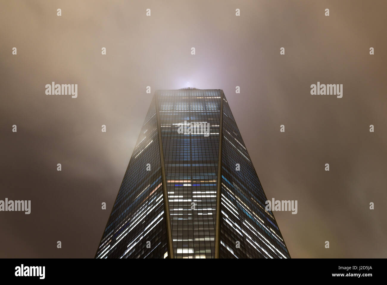 One World Trade Center parzialmente oscurata in basse nubi di notte, la parte inferiore di Manhattan, New York Foto Stock