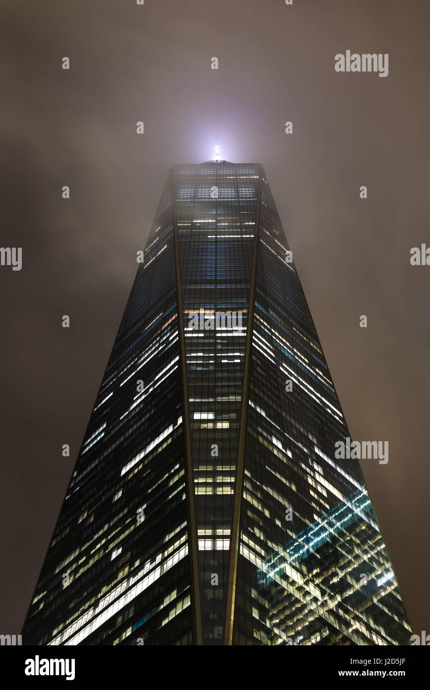 One World Trade Center parzialmente oscurata in basse nubi di notte, la parte inferiore di Manhattan, New York Foto Stock