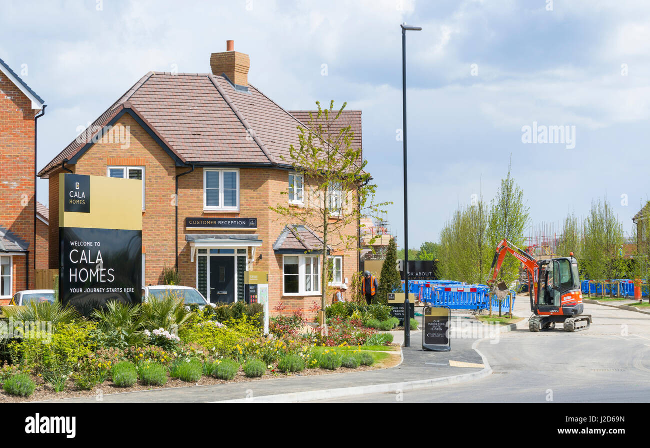 Cala di nuove case e case di sviluppo di alloggiamento con la costruzione in corso in Angmering, West Sussex, in Inghilterra, Regno Unito. Foto Stock