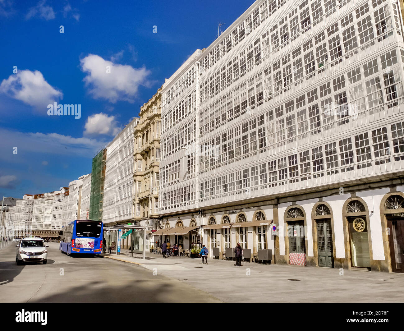 LA CORUNA, Spagna - 27 Marzo 2017: vista sulla famosa architettura con balconi in vetro a 'Crystal City' accanto alla City Hall a Maria Pita square Foto Stock