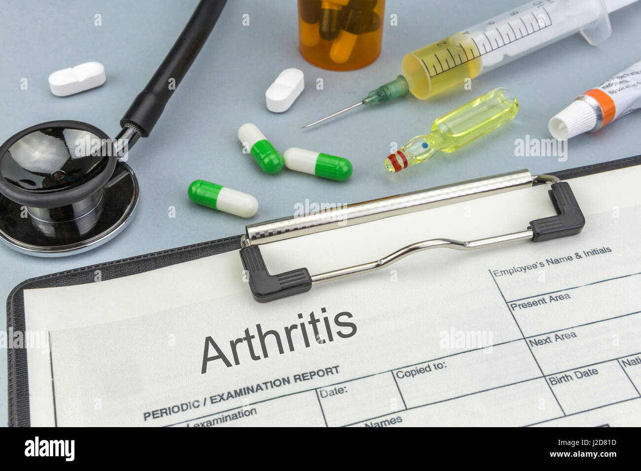 Artrite, medicinali e siringhe come concetto di trattamento ordinario la salute Foto Stock