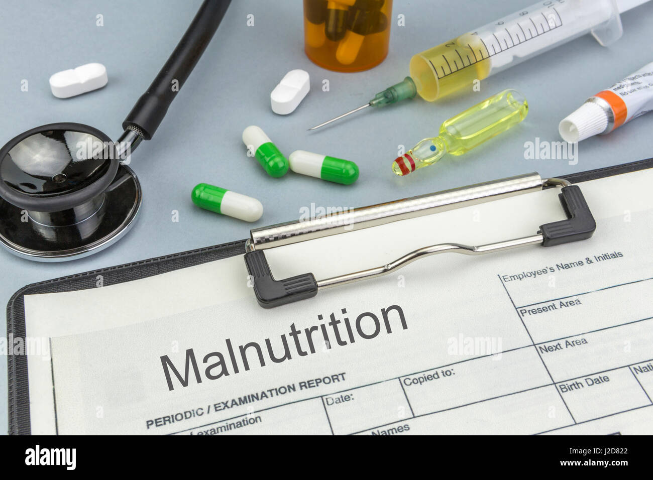 La malnutrizione, medicinali e siringhe come concetto di trattamento ordinario la salute Foto Stock
