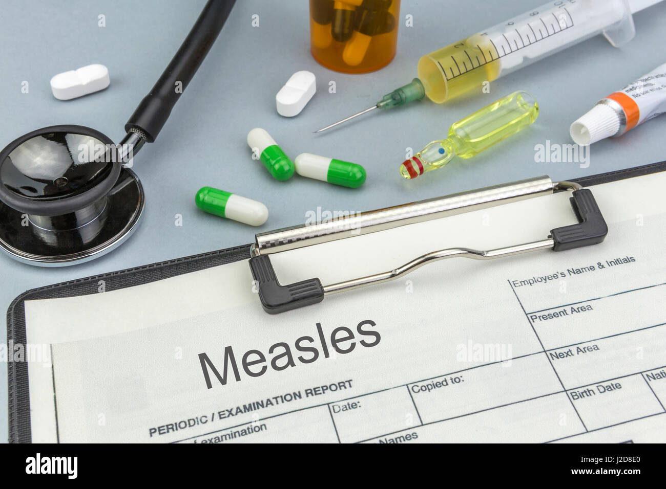 Il morbillo, medicinali e siringhe come concetto di trattamento ordinario la salute Foto Stock