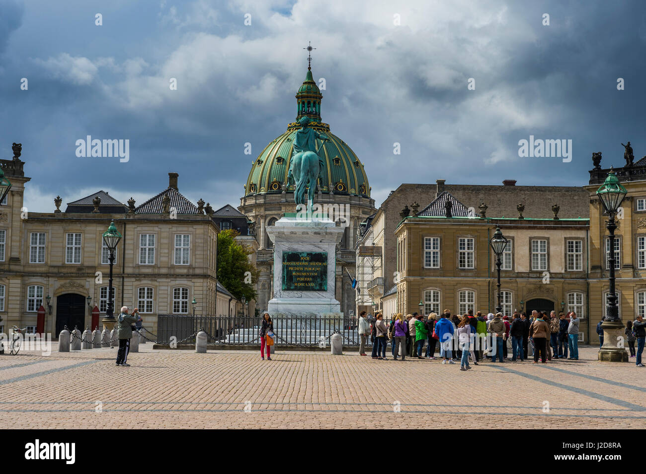 Statua di Federico V di Jacques Francois Joseph Saly. Amalienborg, home inverno della famiglia reale danese di Copenaghen, Danimarca Foto Stock