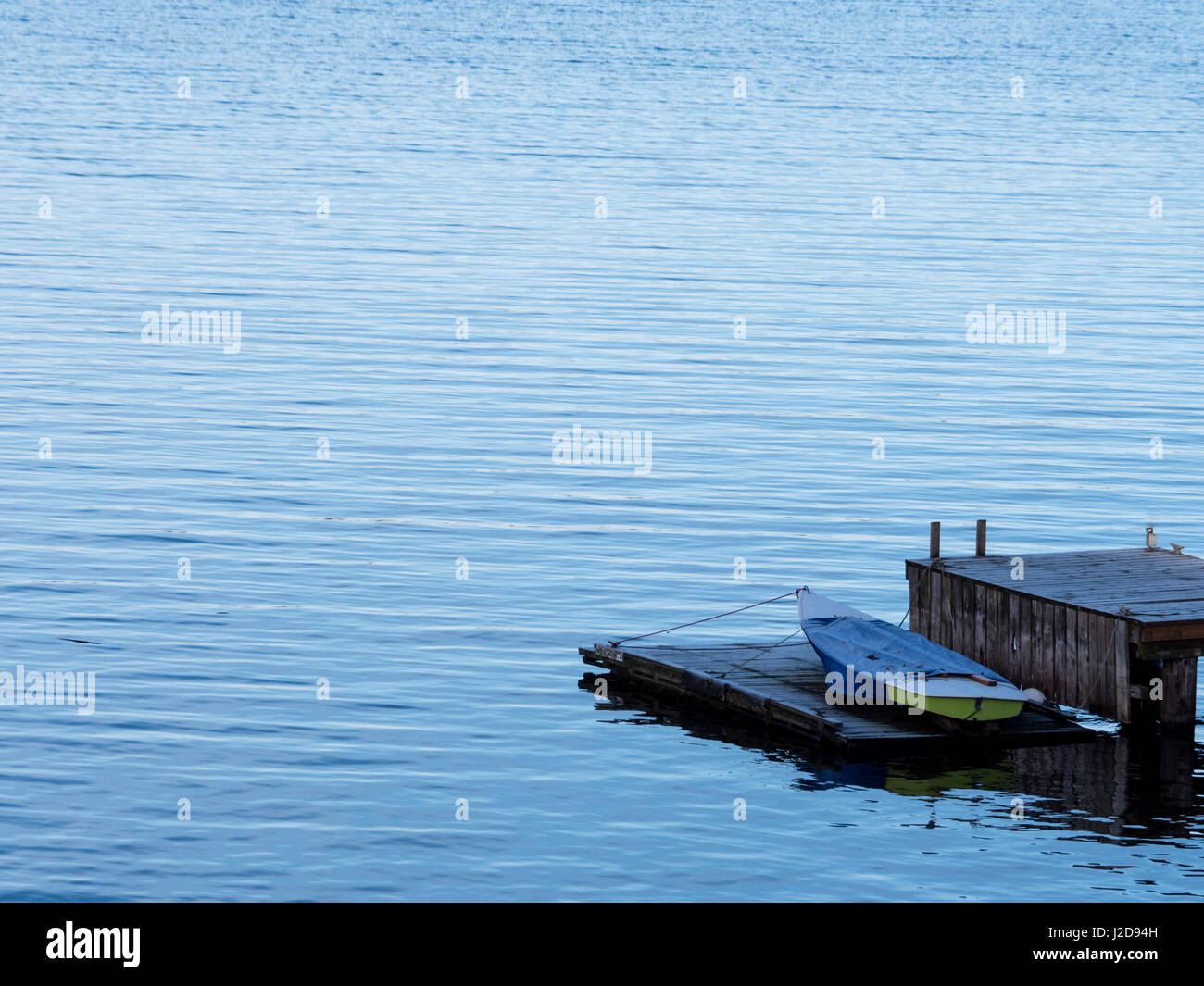 Piccola barca in legno, dock, orientamento orizzontale. Foto Stock