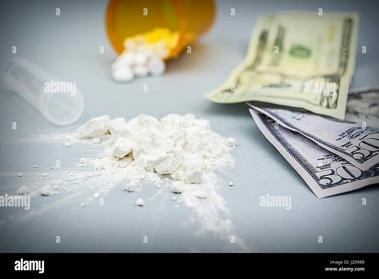 La cocaina in polvere farmaco palo lungo con diversi dollar biglietti Foto Stock