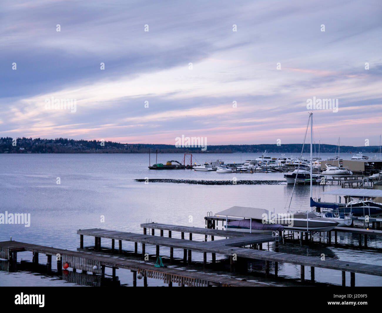 Marina tramonto con dock, barche e folaghe; orientamento orizzontale Foto Stock