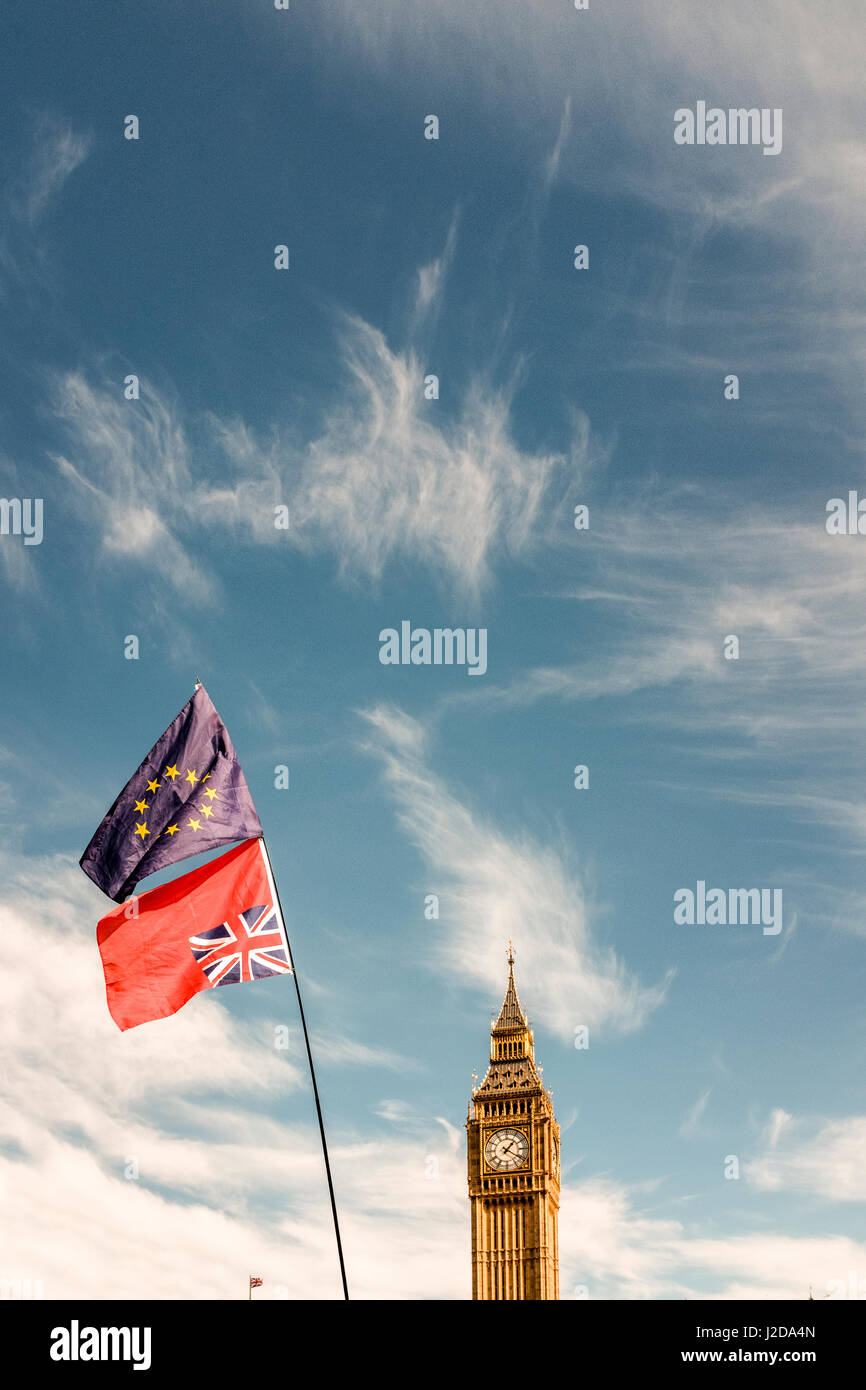 Bandiera europea e Union Jack con il Big Ben al background-brexit protestano a Westminster, Londra, Inghilterra Foto Stock