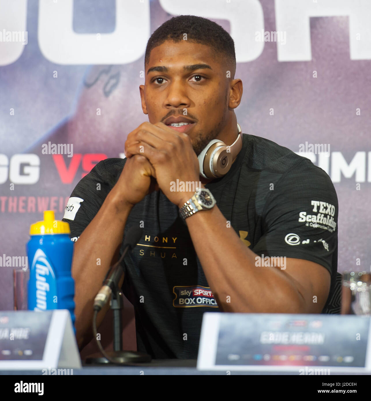 Il 27 aprile 2017, Londra, Regno Unito. Anthony Joshua parla durante una conferenza stampa per il suo prossimo Super Heavyweight titolo di lotta contro Wladamir Klitschko a Sky Sport Studios. Anthony Giosuè e Wladamir Klitschko sono dovuti alla lotta per la IBF, IBO e WBA Super Heavyweight Campionati del Mondo allo stadio di Wembley Sabato, 29 aprile 2017. Michael Tubi / Alamy Live News. Credito: Michael Tubi/Alamy Live News Foto Stock