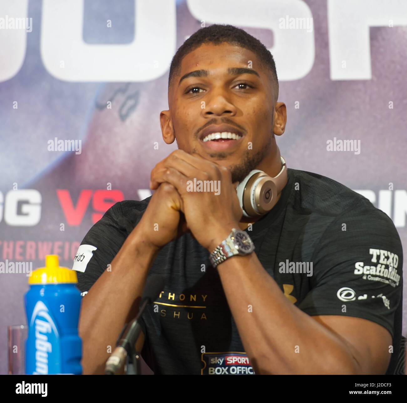 Il 27 aprile 2017, Londra, Regno Unito. Anthony Joshua parla durante una conferenza stampa per il suo prossimo Super Heavyweight titolo di lotta contro Wladamir Klitschko a Sky Sport Studios. Anthony Giosuè e Wladamir Klitschko sono dovuti alla lotta per la IBF, IBO e WBA Super Heavyweight Campionati del Mondo allo stadio di Wembley Sabato, 29 aprile 2017. Michael Tubi / Alamy Live News. Credito: Michael Tubi/Alamy Live News Foto Stock