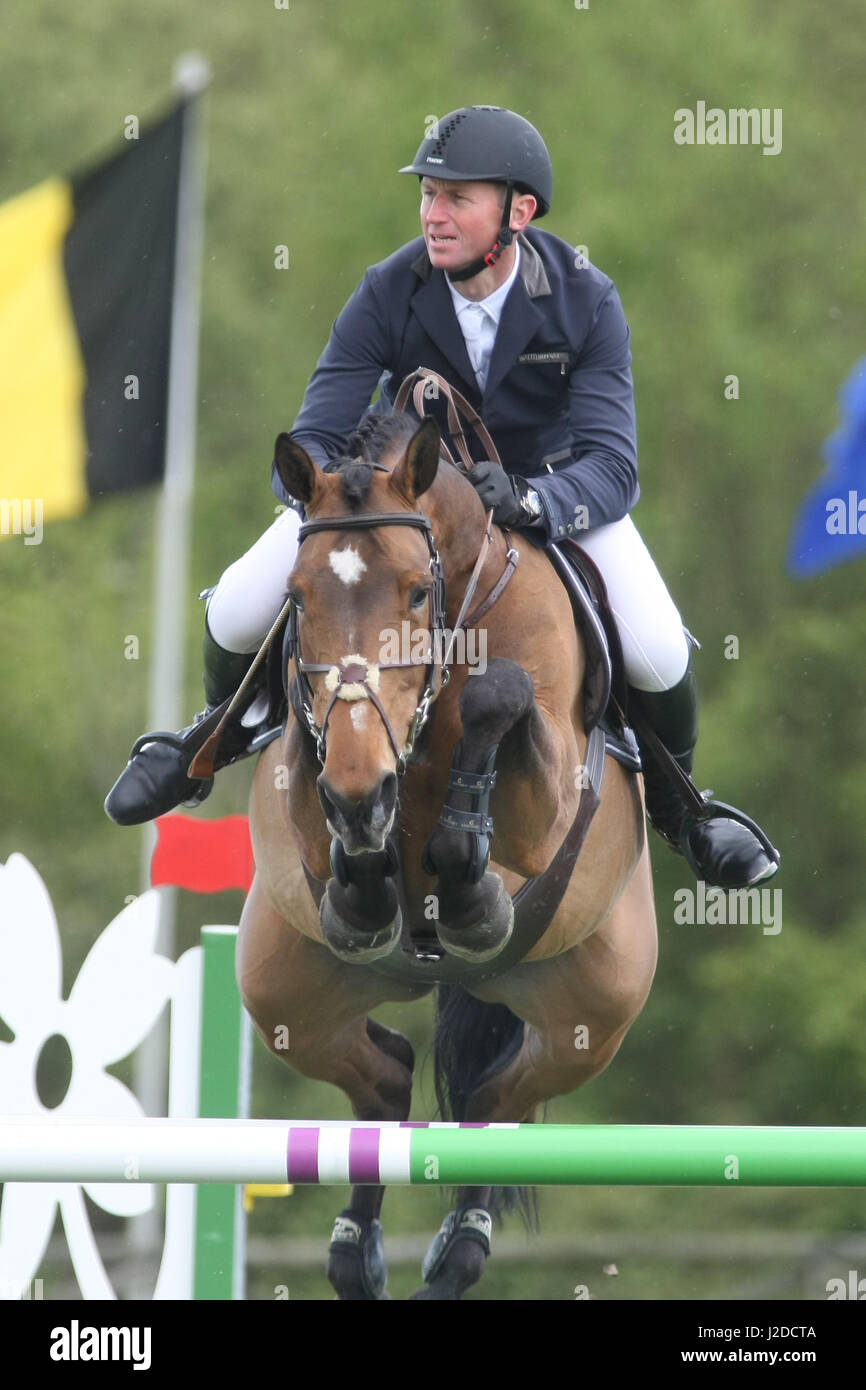 Lummen, Belgio. 27 apr, 2017. fei Nations Cup, longines spring classic lummen 2017 csio5, koen vereecke del Belgio credito: leo cavallo/alamy live news Foto Stock