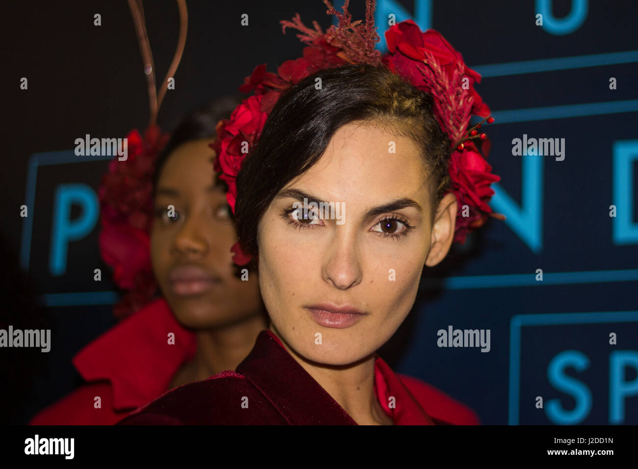 Un modello prima di pista durante la Lina Cantillo mostrano come parte di Bogotà Fashion Week 2017 Expo a Bogotà il 25 aprile 2017 a Bogotà, in Colombia. Foto Stock