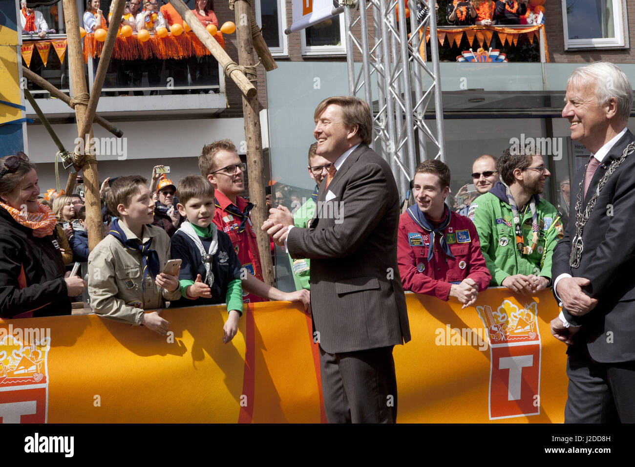 Aprile 27, 2017 - Tilburg, Noord-Brabant, Paesi Bassi - Tilburg, Paesi Bassi. Kingsday 2017 in Olanda . La famiglia reale celebra il cinquantesimo anniversario del Re Willem-Alexander oggi a Tilburg. Presenti sono: Re Willem-Alexander, regina MÃ¡xima e le loro tre figlie Amalia, Ariane e Alexia. Ci sono anche il principe Constantijn, Principe Laurentien, Principe Maurits, Principessa Marilene, Principe Bernard, Princess Annette, Principe Pieter-Kristiaan, Principessa Anita, Principe Floris e la principessa Aimée. Credito: Paulien Van de Loo/ZUMA filo/Alamy Live News Foto Stock