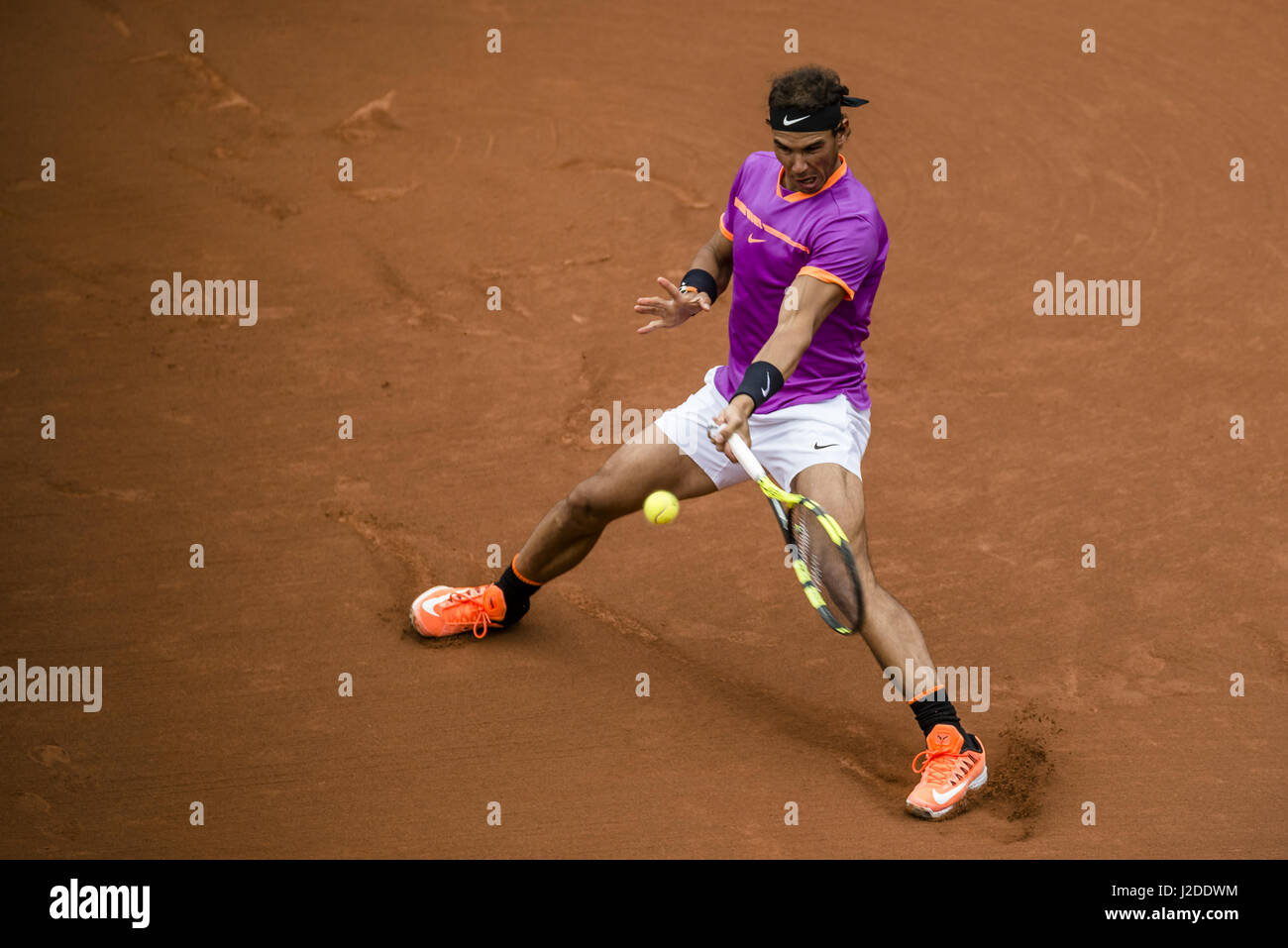 Barcellona, in Catalogna, Spagna. 27 apr, 2017. RAFAEL NADAL (ESP) restituisce la palla a Kevin Anderson (RSA) durante il loro match al giorno 4 di "Barcellona Open Banc Sabadell' 2017. Nadal ha vinto 6:3, 6:4 Credito: Matthias Oesterle/ZUMA filo/Alamy Live News Foto Stock