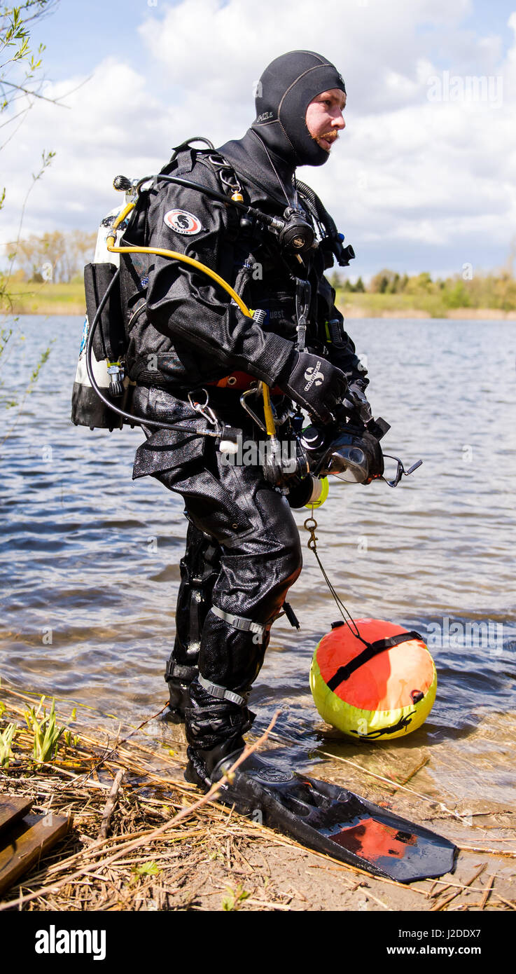 Amburgo, Germania. 27 apr, 2017. Un subacqueo della polizia durante la formazione presso il lago Hohendeicher ad Amburgo, Germania, 27 aprile 2017. I subacquei di polizia da Amburgo e 10 altri Länder tedeschi addestrati per operazioni prima e durante il Vertice del G20 presso il lago Hohendeicher in Oortkaten, Germania. I capi di Stato e di governo dal 20 industriale e le economie emergenti sono attesi alla due giorni di vertice G20 nella città portuale di Amburgo 07 e 08 luglio 2017. Foto: Daniel Bockwoldt/dpa/Alamy Live News Foto Stock