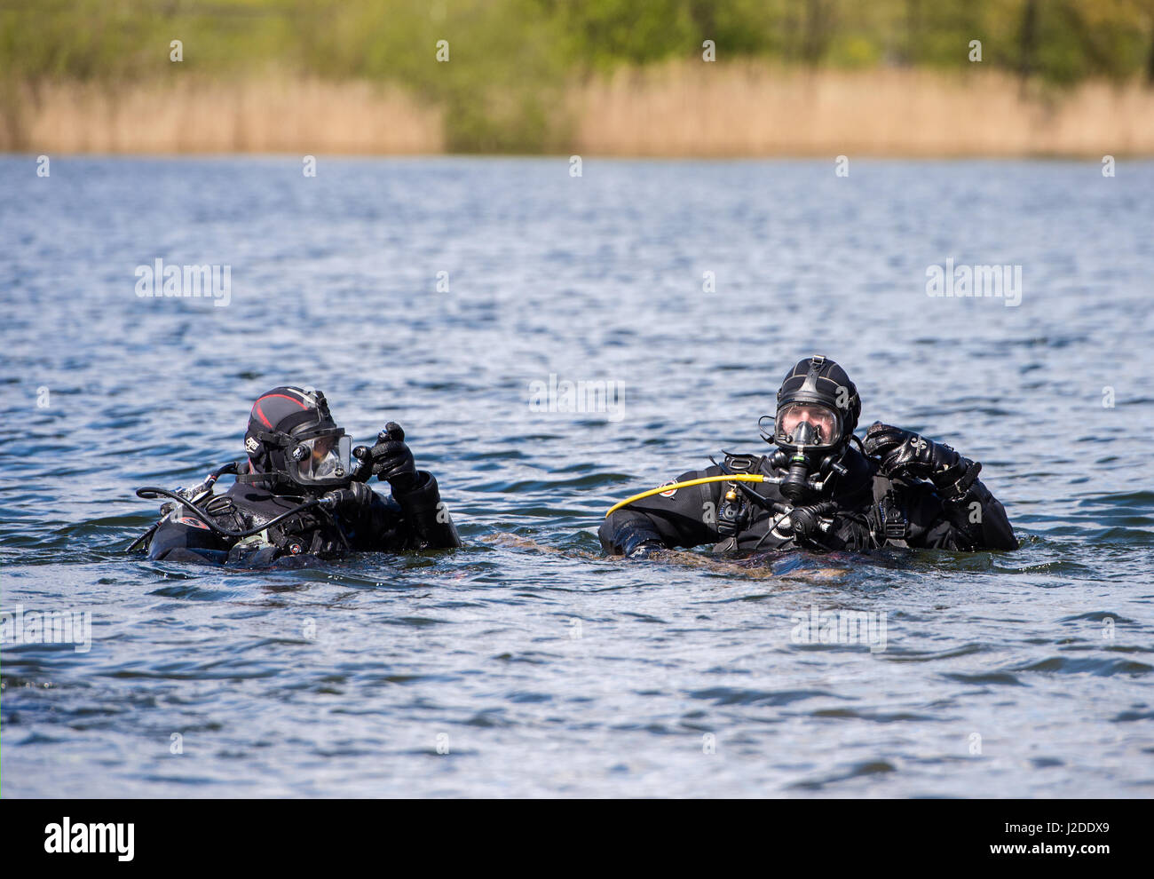 Amburgo, Germania. 27 apr, 2017. La polizia ferroviaria subacquei al Lago Hohendeicher ad Amburgo, Germania, 27 aprile 2017. I subacquei di polizia da Amburgo e 10 altri Länder tedeschi addestrati per operazioni prima e durante il Vertice del G20 presso il lago Hohendeicher in Oortkaten, Germania. I capi di Stato e di governo dal 20 industriale e le economie emergenti sono attesi alla due giorni di vertice G20 nella città portuale di Amburgo 07 e 08 luglio 2017. Foto: Daniel Bockwoldt/dpa/Alamy Live News Foto Stock