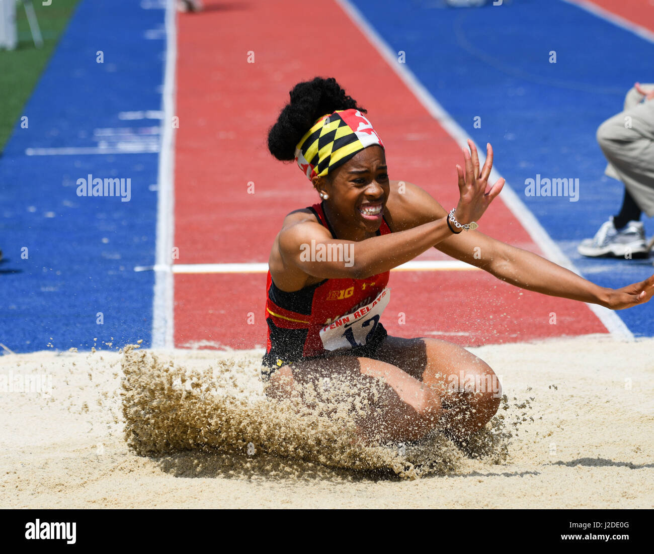 Philadelphia, Pennsylvania, USA. 27 apr, 2017. KAYLA RICHARDSON (12) del Maryland, compete nel collegio Donne Salto in lungo campionato a 123 in funzione della Penn relè allo storico campo di Franklin in Philadelphia PA Credito: Ricky Fitchett/ZUMA filo/Alamy Live News Foto Stock