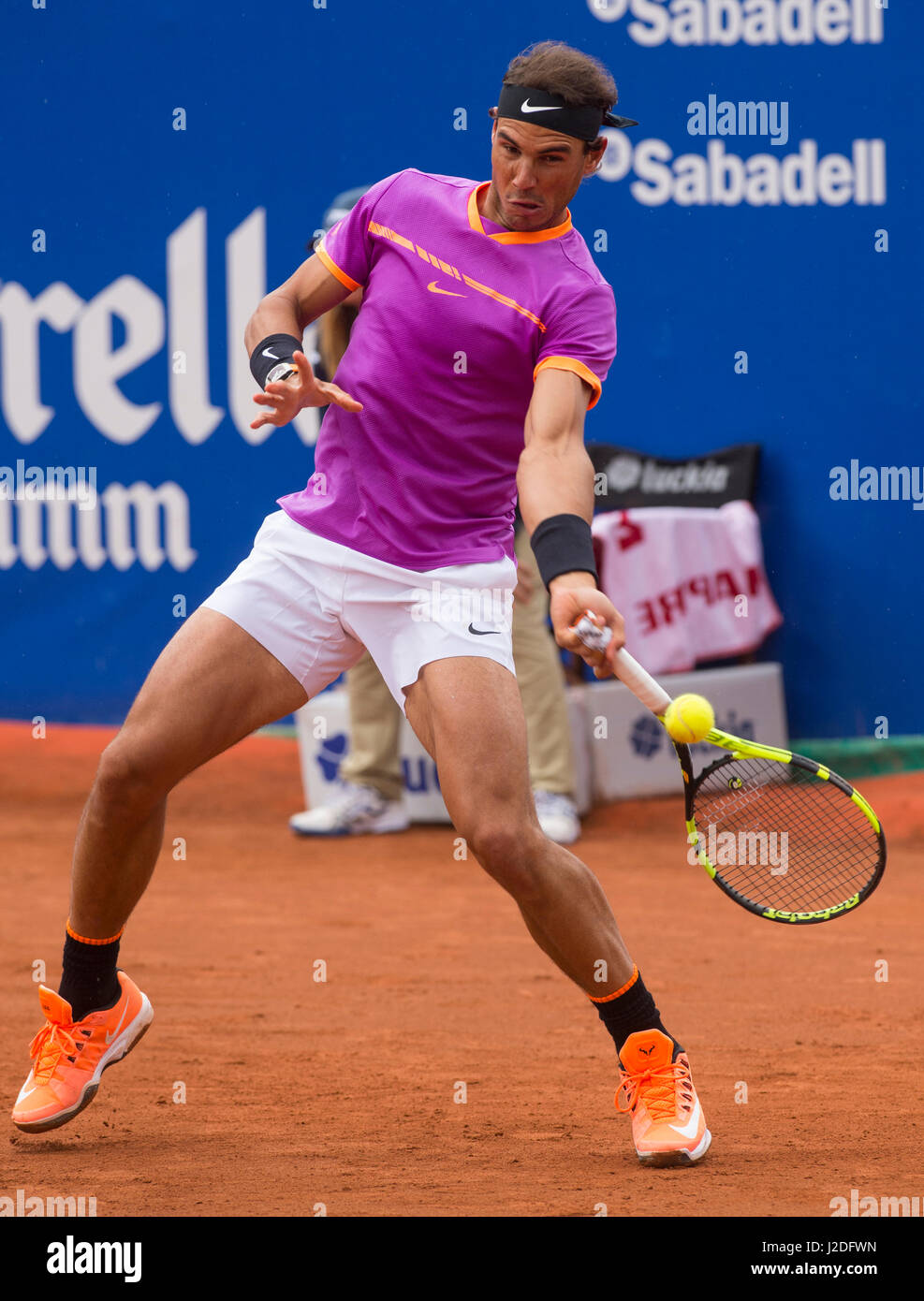 Barcellona, Spagna. Xxvii Aprile, 2017. Lo spagnolo giocatore di tennis Rafael Nadal durante un terzo round partita contro Kevin Anderson a "Barcelona Open Banc Sabadell - 65º Trofeo Conde de Godó'. Credito: David Grau/Alamy Live News. Foto Stock