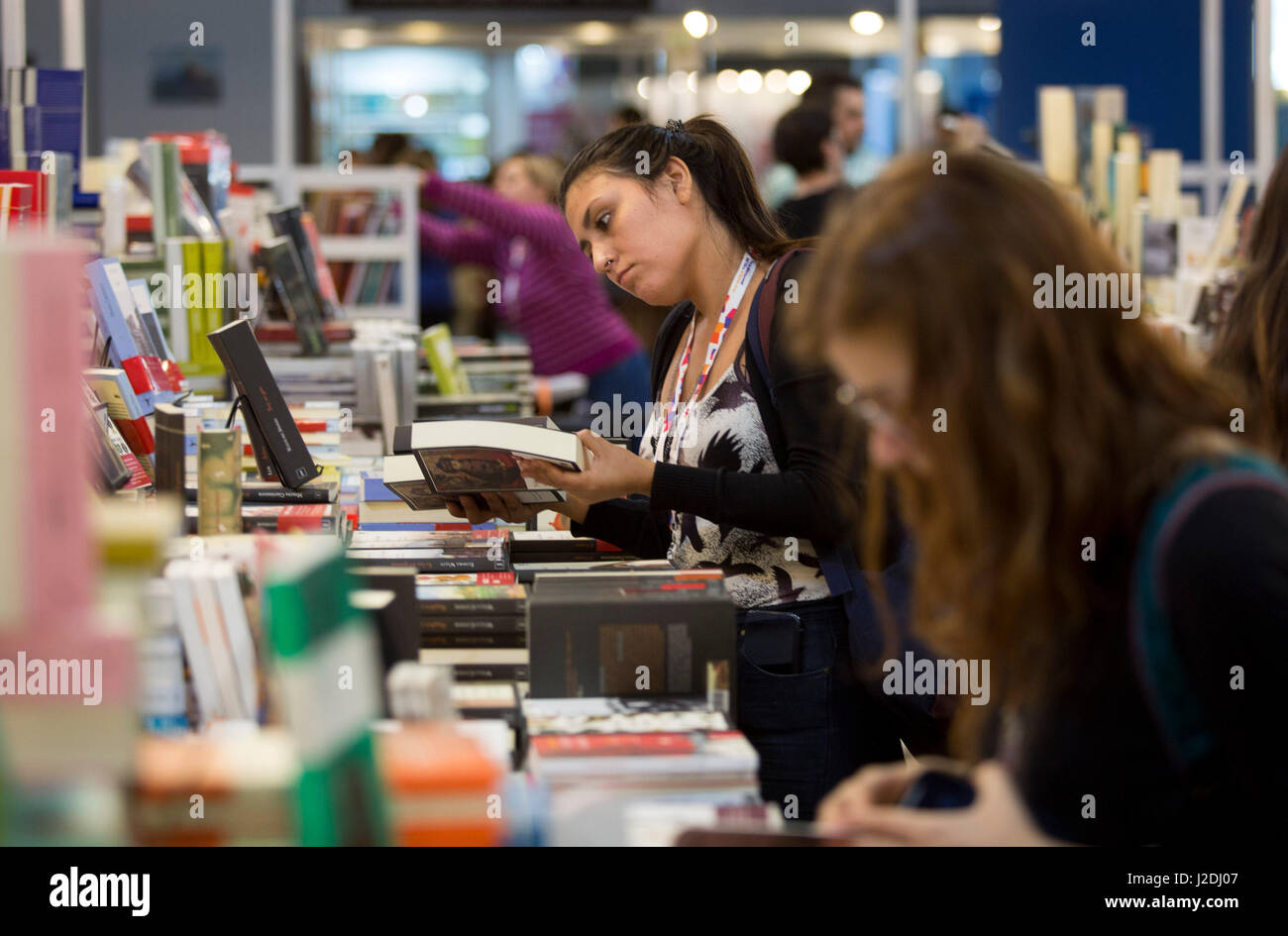 Buenos Aires, Argentina. 27 apr, 2017. Una donna che legge un libro alla xliii Buenos Aires Fiera Internazionale del Libro di Buenos Aires, Argentina, 27 aprile 2017. La fiera del libro potrebbe durare per un periodo di tre settimane. Credito: Martin Zabala/Xinhua/Alamy Live News Foto Stock