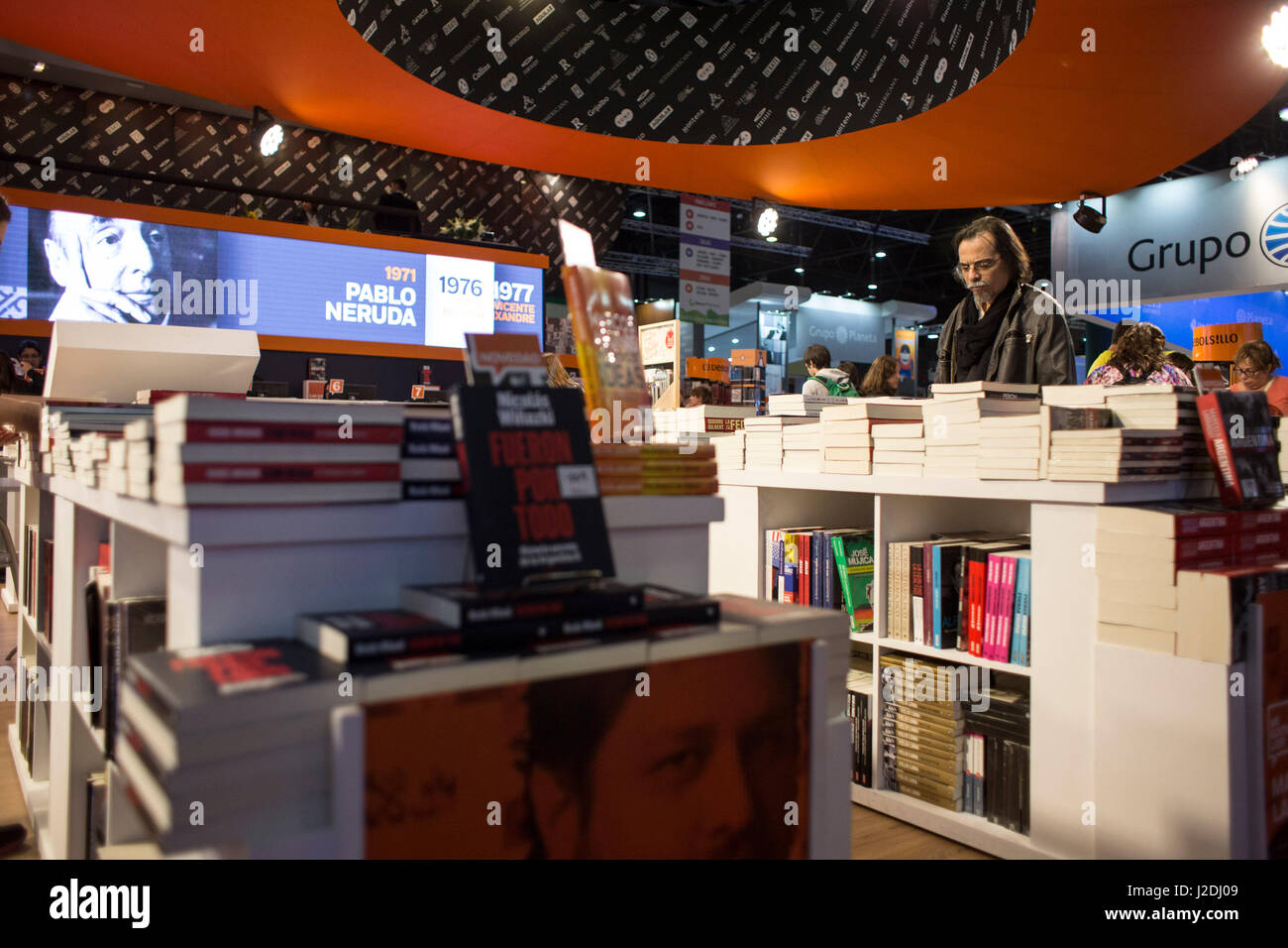 Buenos Aires, Argentina. 27 apr, 2017. Un uomo legge un libro alla xliii Buenos Aires Fiera Internazionale del Libro di Buenos Aires, Argentina, 27 aprile 2017. La fiera del libro potrebbe durare per un periodo di tre settimane. Credito: Martin Zabala/Xinhua/Alamy Live News Foto Stock