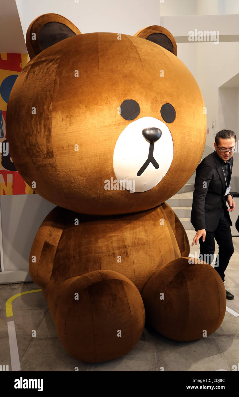 Tokyo, Giappone. 27 apr, 2017. In Giappone il SNS LINEA gigante orso del carattere "Bruno" viene visualizzato in una finestra pop-up cafe e il carattere delle merci shop dotato della linea di personaggi famosi di Tokyo il giovedì, 27 aprile 2017. La casella di Shinjuku, gestito da Mitsukoshi Isetan Transito, aprirà i caffè di Taiwan's ice dessert shop mostro di ghiaccio e noi il negozio di cioccolato Max Brenner utilizzando caratteri di linea e la linea del personaggio negozio di merci da Aprile 28 vicino alla stazione di Shinjuku. Credito: Yoshio Tsunoda/AFLO/Alamy Live News Foto Stock