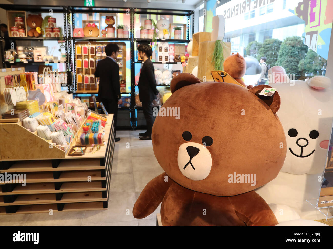 Tokyo, Giappone. 27 apr, 2017. In Giappone il gigante SNS di linea di merci di carattere vengono visualizzate in una finestra pop-up cafe e il carattere delle merci shop dotato della linea di personaggi famosi di Tokyo il giovedì, 27 aprile 2017. La casella di Shinjuku, gestito da Mitsukoshi Isetan Transito, aprirà i caffè di Taiwan's ice dessert shop mostro di ghiaccio e noi il negozio di cioccolato Max Brenner utilizzando caratteri di linea e la linea del personaggio negozio di merci da Aprile 28 vicino alla stazione di Shinjuku. Credito: Yoshio Tsunoda/AFLO/Alamy Live News Foto Stock