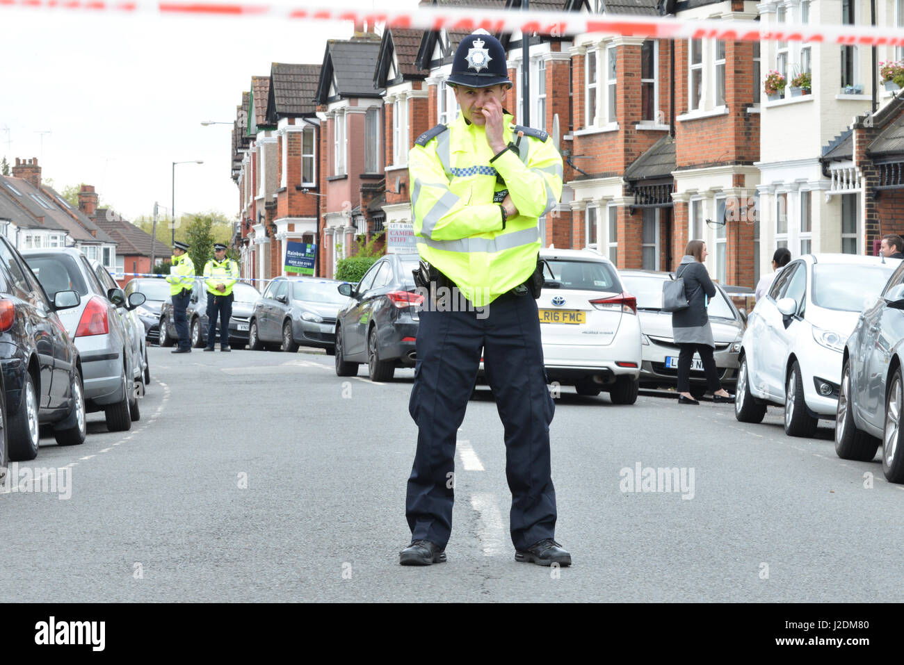 Willesden, Londra, Regno Unito. Il 28 aprile 2017. I funzionari di polizia presso la scena del terrore in raid Willesden. Credito: Matteo Chattle/Alamy Live News Foto Stock