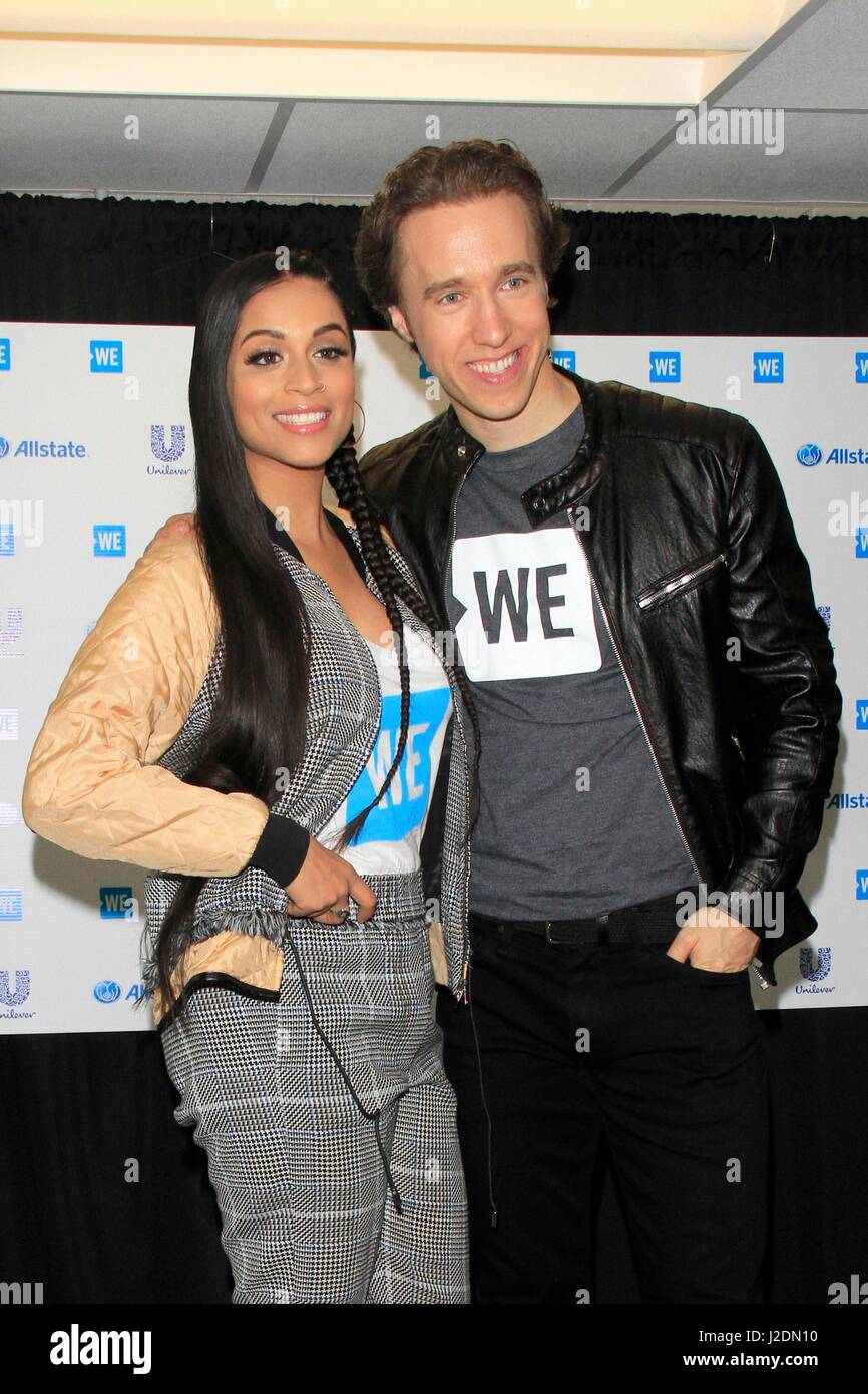 Inglewood, STATI UNITI D'AMERICA. 27 apr, 2017. Lilly Singh, Craig Kielburger presso gli arrivi per noi giorno California Potenziamento dei giovani evento, il Forum, Inglewood CA, 27 aprile 2017. Credito: Priscilla concedere/Everett raccolta/Alamy Live News Foto Stock