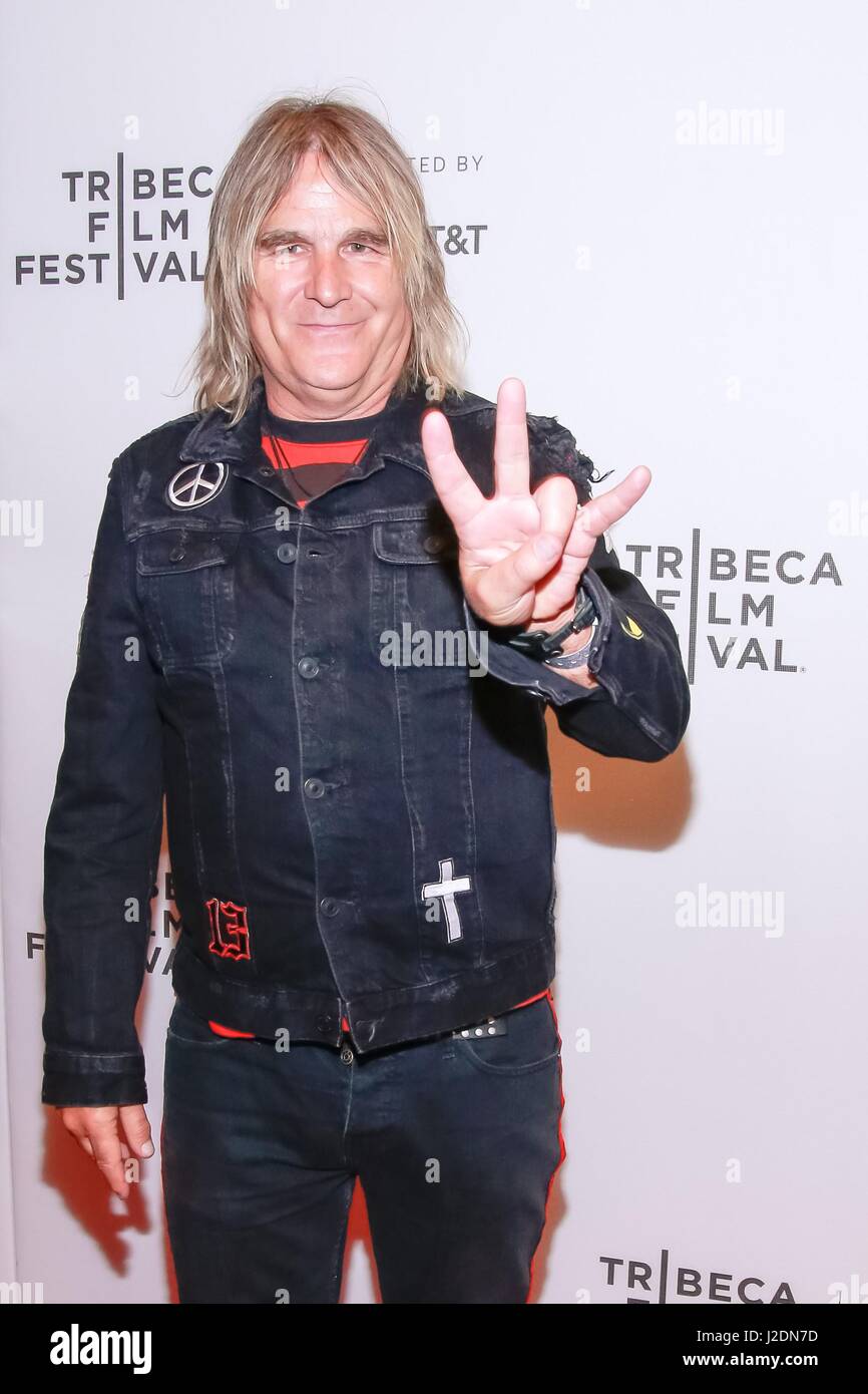 New York, NY, STATI UNITI D'AMERICA. 27 apr, 2017. Mike Peters presso gli arrivi per il coraggio di essere diversi premiere al 2017 Tribeca Film Festival, Festival Hub a molla Studios di New York, NY, 27 aprile 2017. Credito: Jason Mendez/Everett raccolta/Alamy Live News Foto Stock