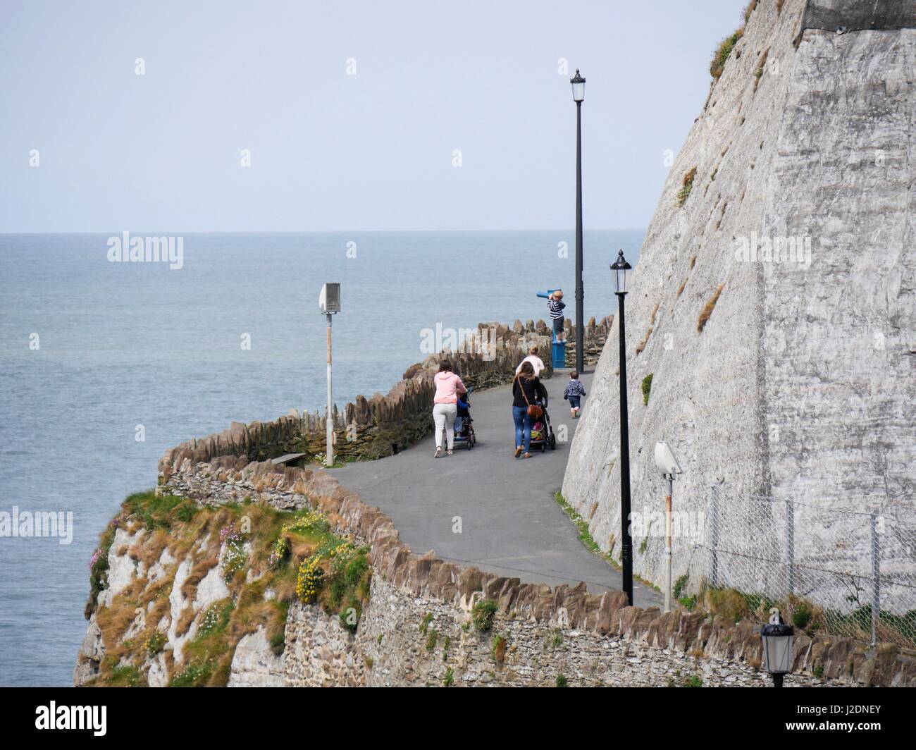 Ilfracombe, Devon, Regno Unito. Il 28 aprile 2017. Le giovani famiglie godendo il mare su un luminoso Nuvoloso Giorno. Credito: Dan Tucker/Alamy Live News Foto Stock