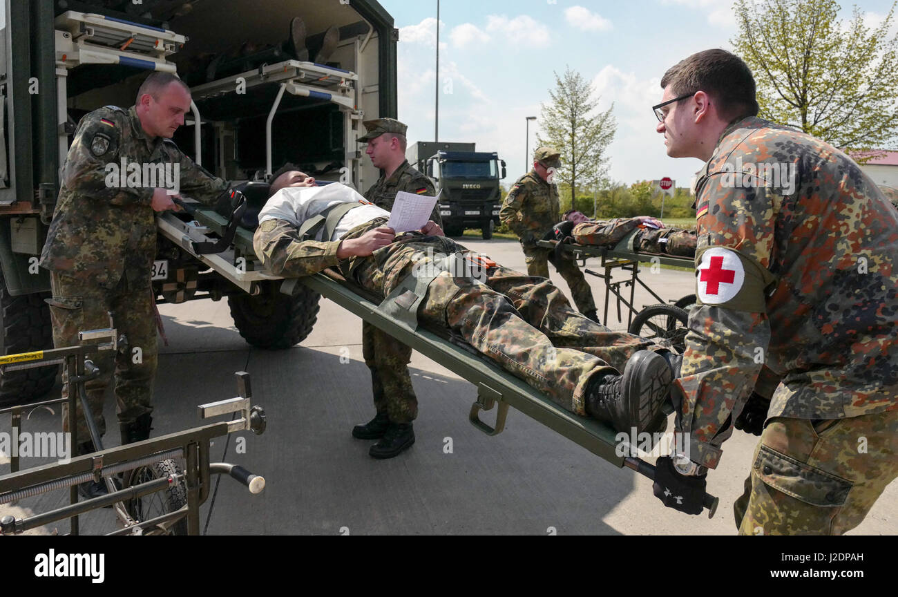 Sassonia-anhalt, Germania. 28 apr, 2017. I soldati tedeschi effettuare una situazione di emergenza esercitazione in una caserma in Sassonia-Anhalt, Germania, 28 aprile 2017. L'esercito tedesco verrà eseguito un centro di salvataggio in Wittenberg durante la Chiesa Evangelica giorno tra il 24 e il 28 maggio 2017. Alcuni 200.000 visitatori sono attesi a partecipare alle manifestazioni organizzate in collaborazione con la Chiesa giorno in Wittenberg e Berlino. Foto: Peter Endig/dpa-Zentralbild/dpa/Alamy Live News Foto Stock