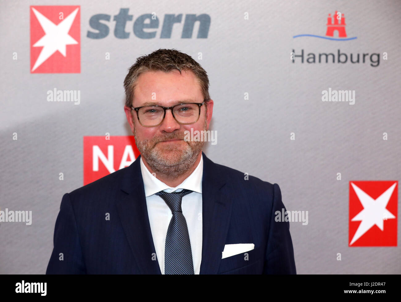 Amburgo, Germania. 27 apr, 2017. Christian Krug, capo redattore della rivista Stern, arrivando al conferimento del premio Nannen ad Amburgo, Germania, 27 aprile 2017. Foto: Georg Wendt/dpa/Alamy Live News Foto Stock