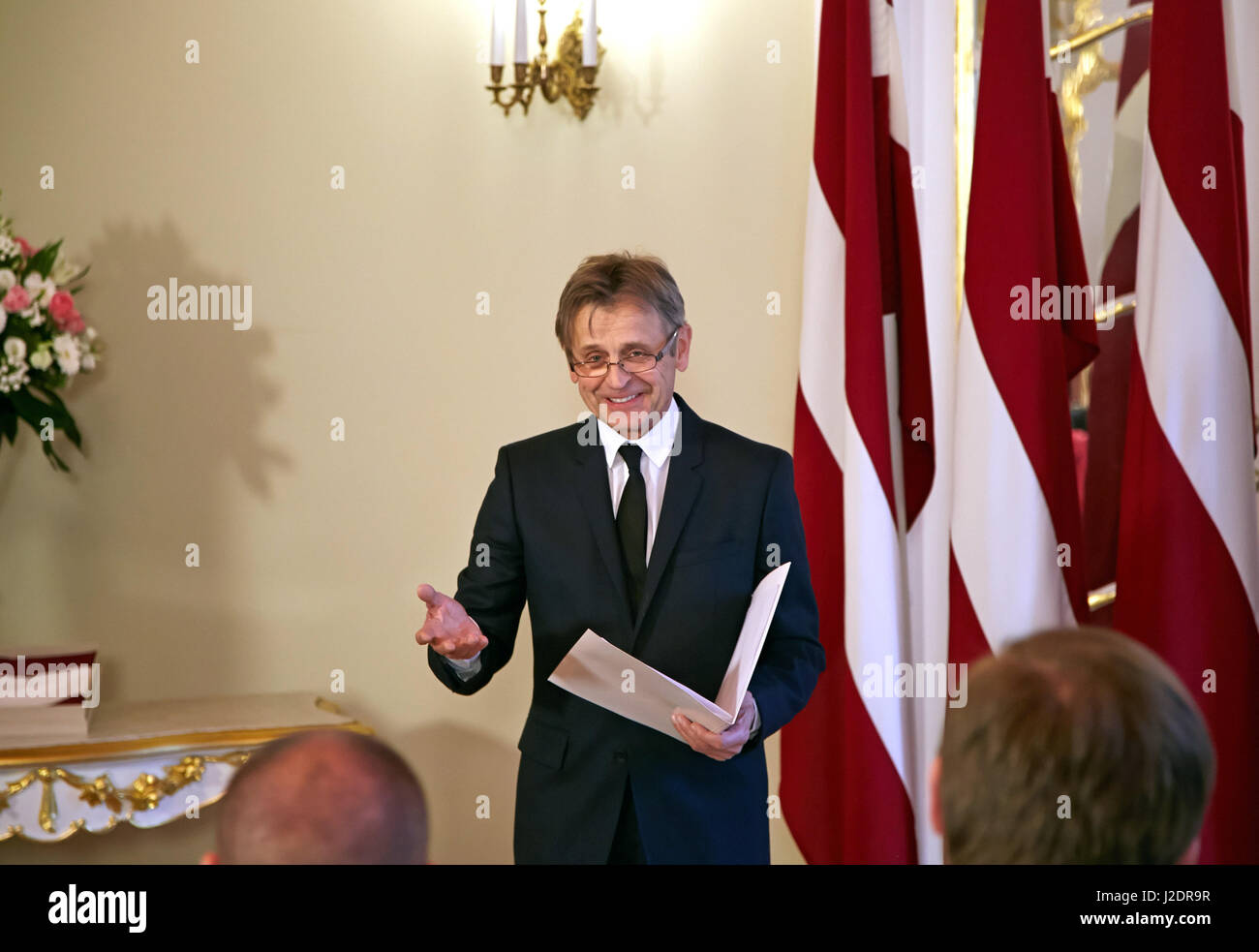 Riga, Lettonia. 27 apr, 2017. Ballet star Mikhail Barychnikov dando un ringraziamento discorso dopo aver accettato il suo nuovo passaporto in Riga, Lettonia, 27 aprile 2017. I deputati avevano in precedenza all'unanimità concessa la cittadinanza Barychnikov - per servizi speciali per la Lettonia. Il balletto star ha anche la cittadinanza degli Stati Uniti. Foto: Alexander Welscher/dpa/Alamy Live News Foto Stock