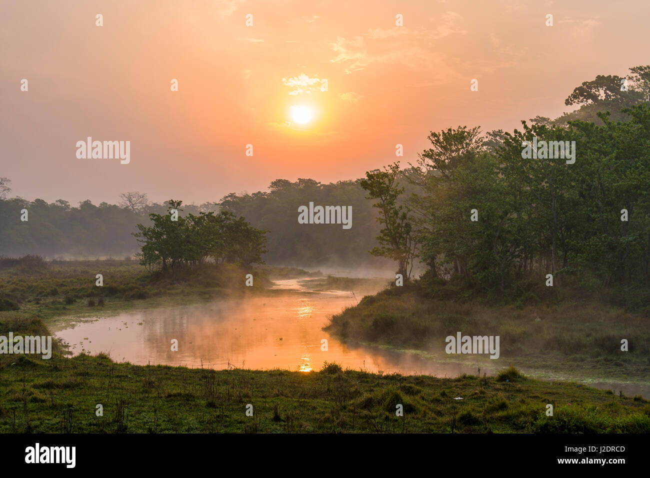 Il sole è in aumento oltre il fiume rapti in Chitwan il parco nazionale Foto Stock