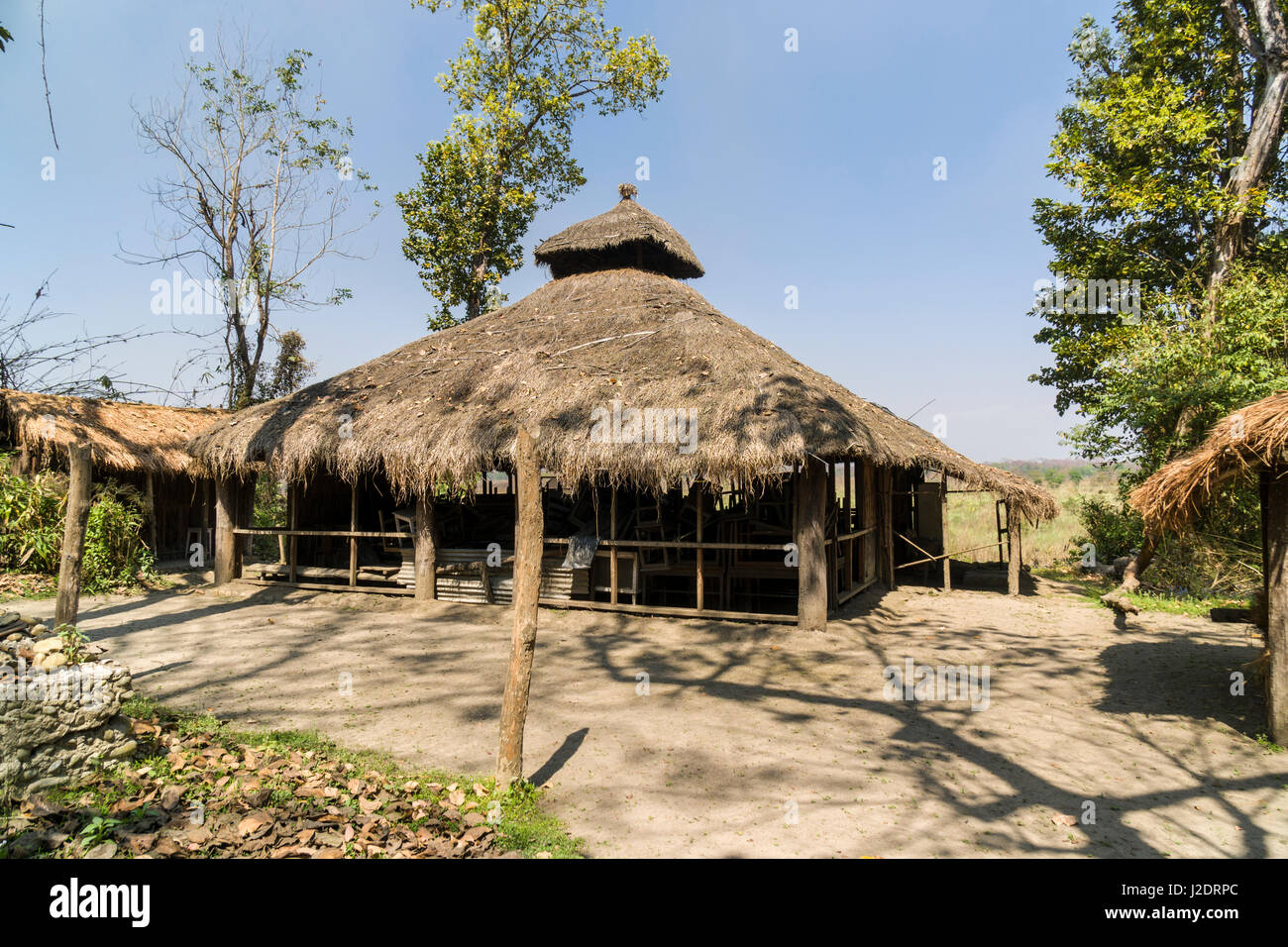 Gli edifici rovinati dell'ex tiger Tops Jungle Lodge a Chitwan il parco nazionale Foto Stock