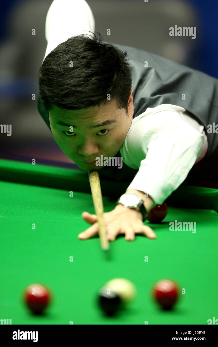 Ding Junhui durante la sua partita contro Mark Selby il giorno tredici del Betfred Snooker Campionati del mondo al Crucible Theatre, Sheffield. Foto Stock