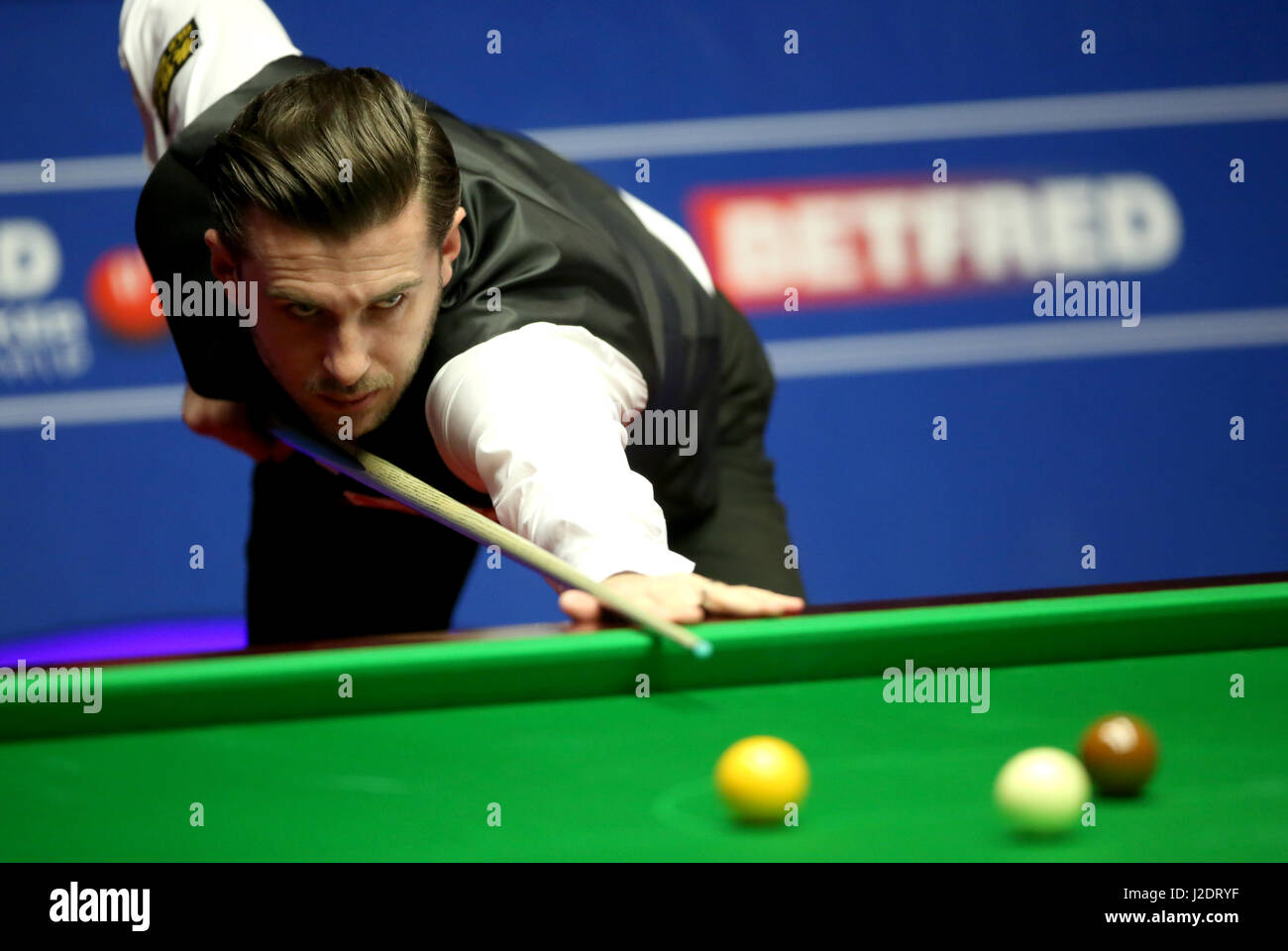 Mark Selby durante la sua partita contro Ding Junhui il giorno tredici del Betfred Snooker Campionati del mondo al Crucible Theatre, Sheffield. Foto Stock